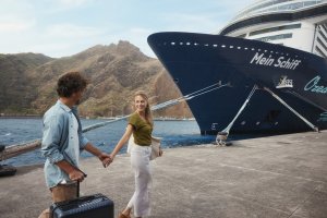 Paar vor dem Bug der Mein Schiff