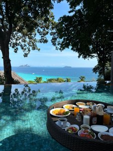 Frühstück mit Aussicht im Hotel Saii Phi Phi Island Village