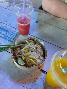 Pad Thai und Obst Shakes auf einem Night Market in Bangkok