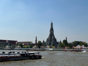Wat Arun liegt direkt am Chao Phraya Fluss
