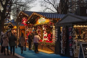 Buden auf einem Weihnachtsmarkt