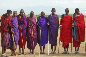 eine Gruppe Massai-Krieger