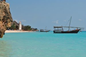 Sansibar: Boot im türkisfarbenen Wasser