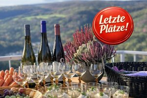 Landschaft in der Pfalz mit Weinflaschen.