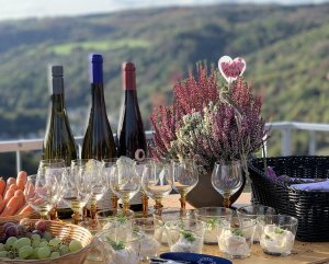 Weinflaschen und Gläser