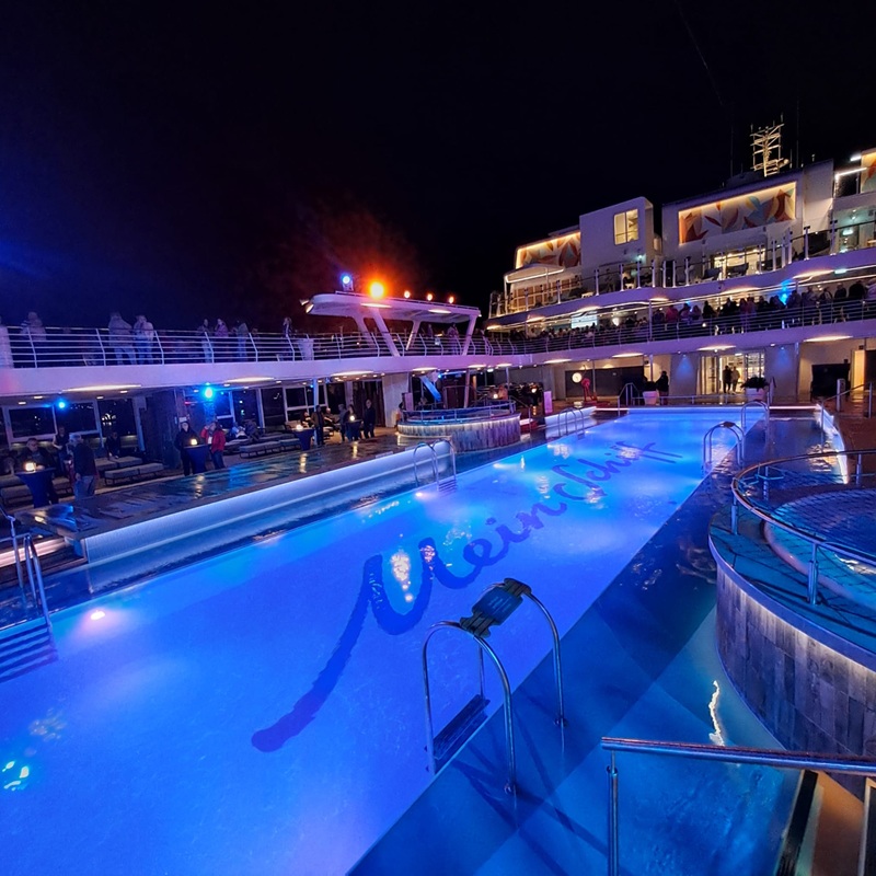 Pool bei Nacht